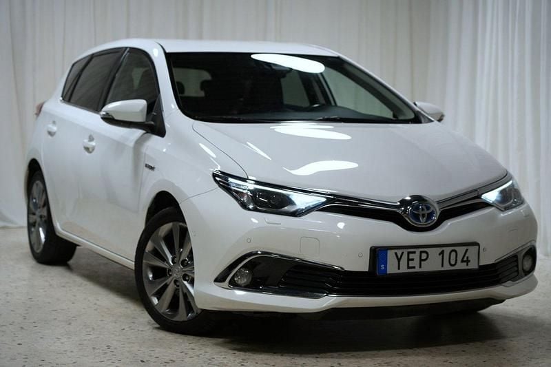 Vit Begagnad 2016 Toyota Auris Hybrid Executive Halvkombi | 149 900 kr (Marknadspris) - Bild 1/4