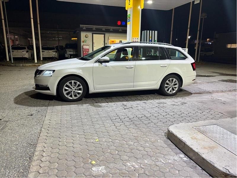 Vit Begagnad 2018 Skoda Octavia Ambition Kombi | 105 000 kr (Superpris) - Bild 1/4