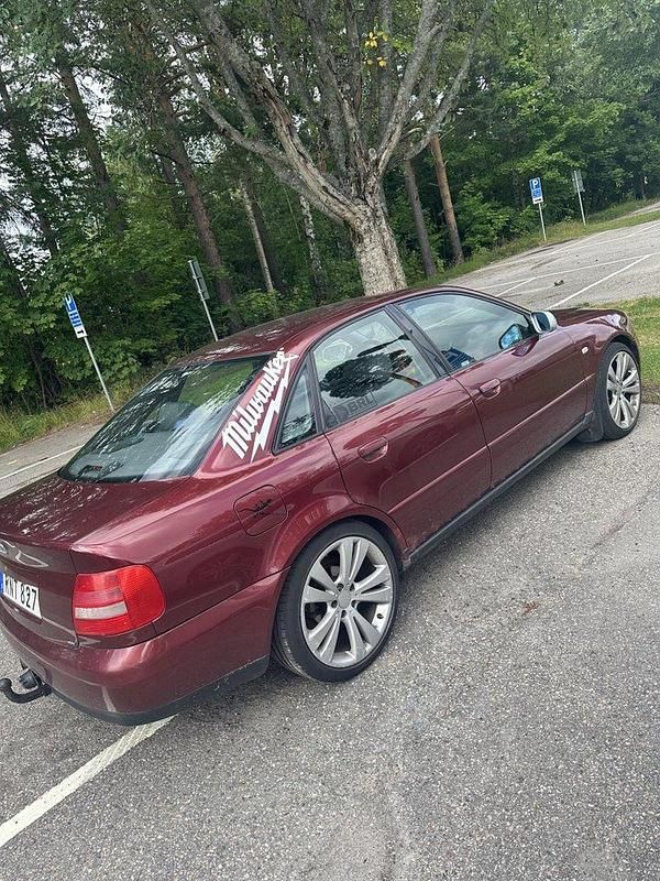 Röd Begagnad 2000 Audi A4 Comfort Sedan | 26 000 kr - Bild 1/4