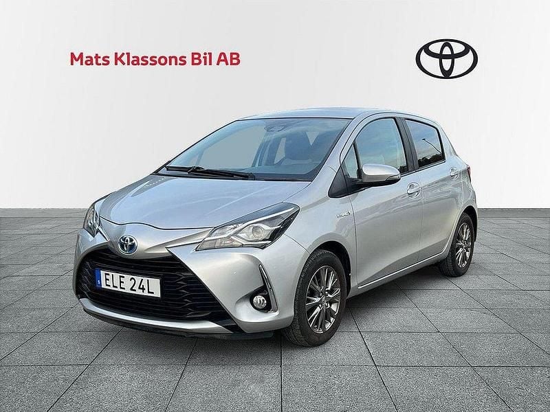 Silver Begagnad 2019 Toyota Yaris Hybrid Active Halvkombi | 179 000 kr (Marknadspris) - Bild 1/4