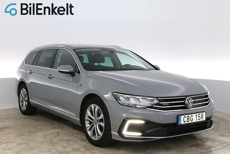 Grå Begagnad 2022 VW Passat GTE Kombi | 319 900 kr (Dyr) - Bild 1/4