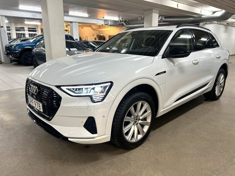 Glaciärvit metallic Begagnad 2022 Audi e-tron Advanced SUV | 649 000 kr - Bild 1/4