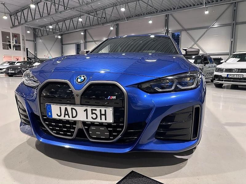 Blå Begagnad 2022 BMW i4 M Sport Sedan | 539 900 kr (Bra pris) - Bild 1/4