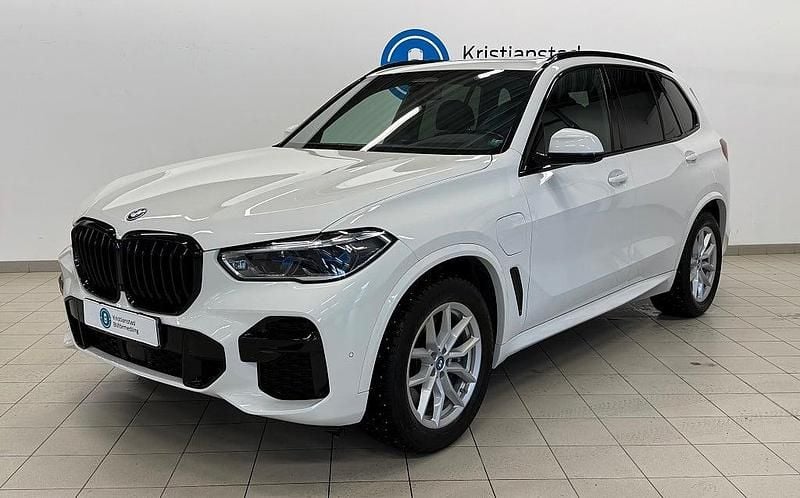 Vit Begagnad 2022 BMW X5 iPerformance SUV | 659 900 kr (Lite dyr) - Bild 1/4