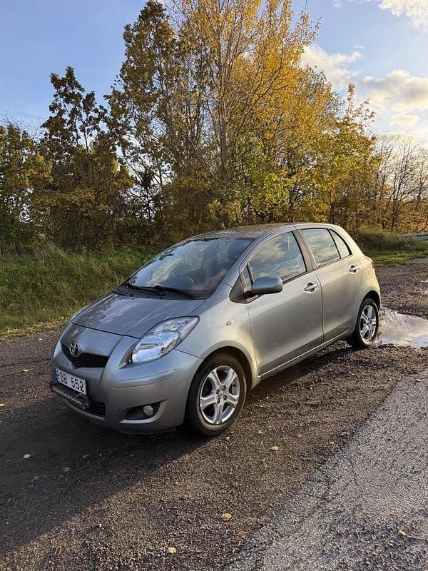 Grå Begagnad 2010 Toyota Yaris Halvkombi | 42 000 kr (Bra pris) - Bild 1/4
