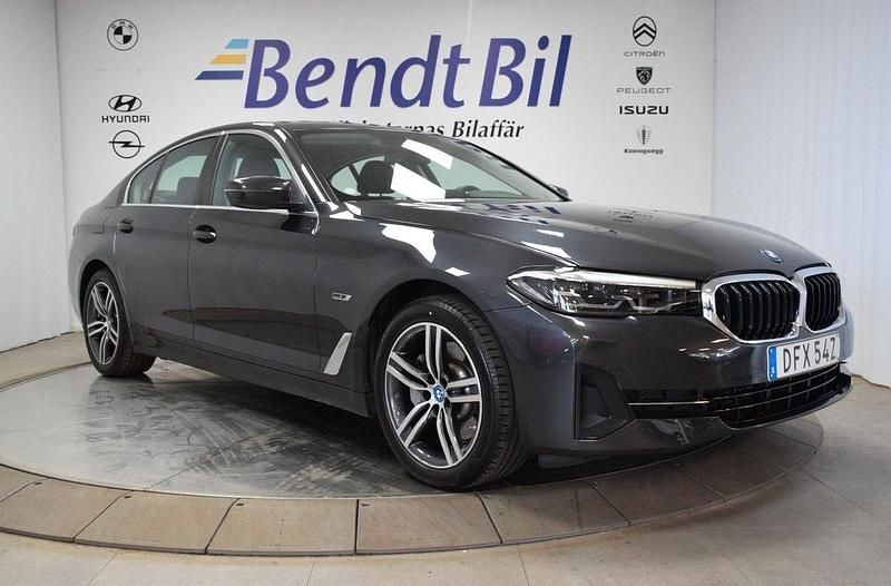 Grå Begagnad 2021 BMW 530e Sedan | 356 800 kr (Superpris) - Bild 1/3
