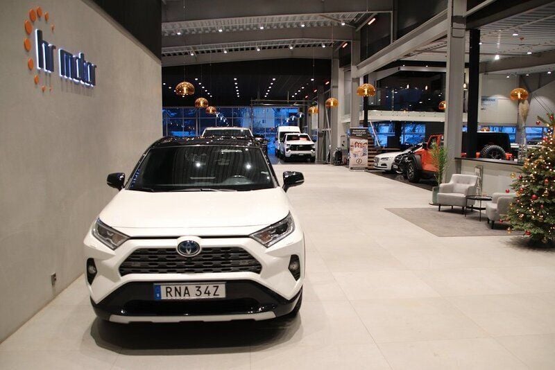 Vit Begagnad 2019 Toyota RAV4 Hybrid SUV | 299 000 kr (Marknadspris) - Bild 1/4