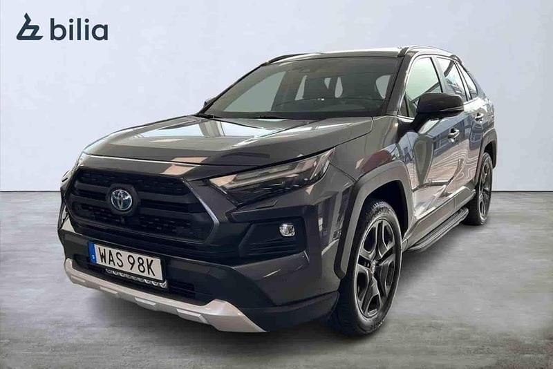 Grå Begagnad 2023 Toyota RAV4 Hybrid SUV | 419 900 kr (Marknadspris) - Bild 1/1