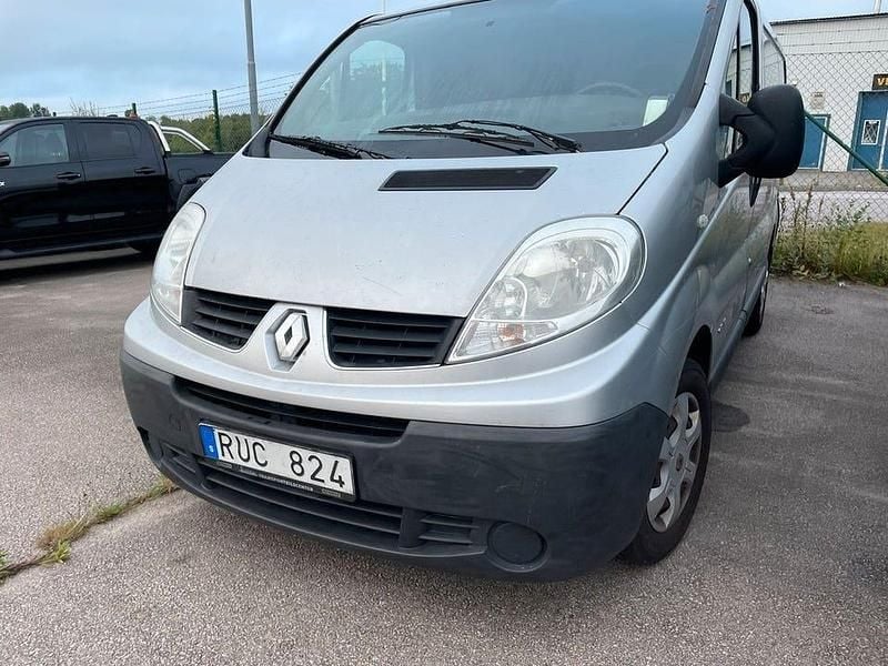Silver (silver metallic) Begagnad 2010 Renault Trafic Minibuss | 59 000 kr (Marknadspris) - Bild 1/2