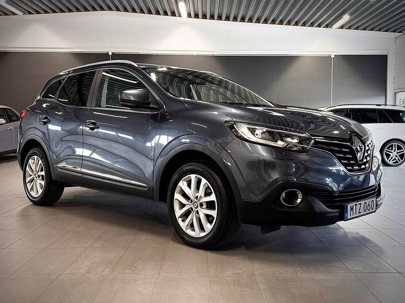 Grå Begagnad 2015 Renault Kadjar LIMITED SUV | 129 900 kr (Marknadspris) - Bild 1/4