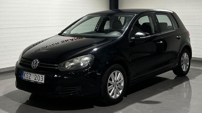 Svart Begagnad 2010 VW Golf VI Halvkombi | 54 900 kr (Marknadspris) - Bild 1/4