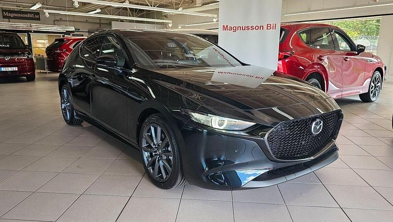 Svart Ny 2025 Mazda 3 Takumi-Line Halvkombi | 380 700 kr (Dyr) - Bild 1/3