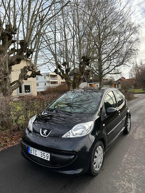 Silver metallic Begagnad 2008 Peugeot 107 Halvkombi | 25 000 kr (Marknadspris) - Bild 1/4