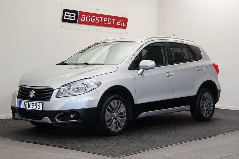 Silver (silver metallic) Begagnad 2015 Suzuki SX4 S-Cross SUV | 129 000 kr (Marknadspris) - Bild 1/4