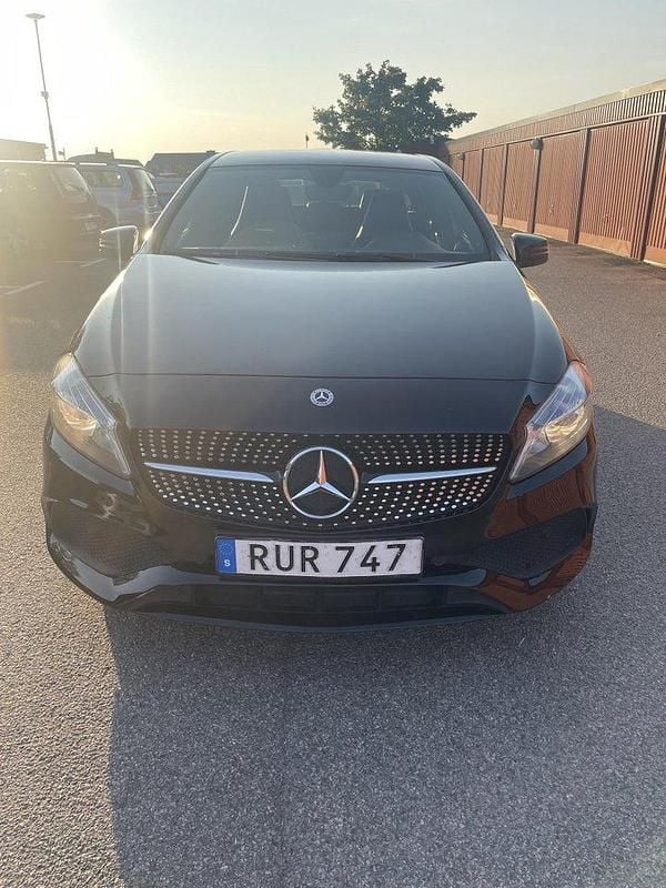 Svart Begagnad 2018 Mercedes A180 AMG Halvkombi | 119 500 kr (Marknadspris) - Bild 1/4