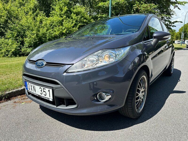 Grå Begagnad 2010 Ford Fiesta Titanium Halvkombi | 26 900 kr (Marknadspris) - Bild 1/4