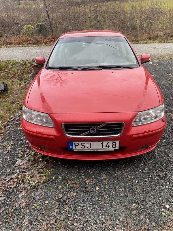 Röd Begagnad 2007 Volvo S60 Momentum Sedan | 31 500 kr (Bra pris) - Bild 1/4
