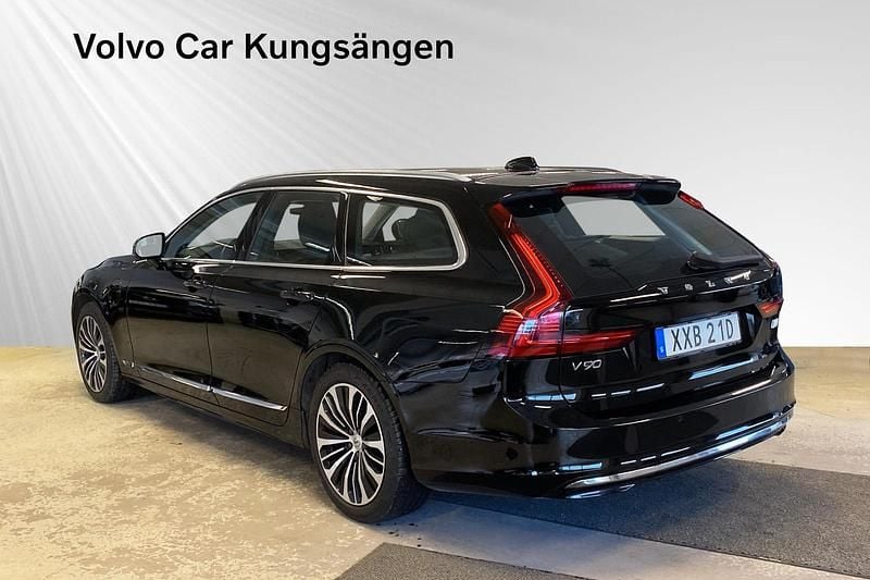 Begagnad Volvo V90 Core 350 HK (257 kW) 2022 Svart Kombi