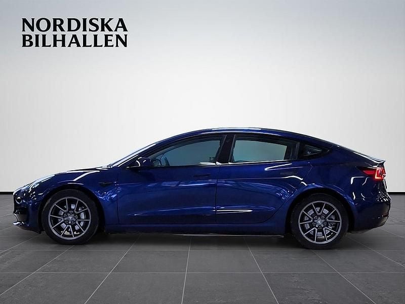 Begagnad Tesla Model 3 Standard Range 235 kW (320 HK) 2022 Blå Sedan