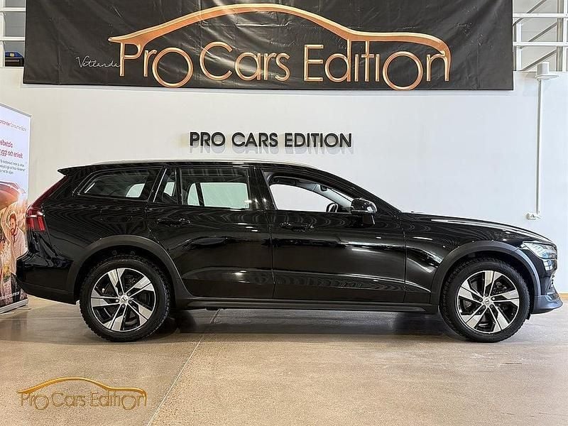 Begagnad Volvo V60 CC Momentum 197 HK (144 kW) 2021 Svart Kombi