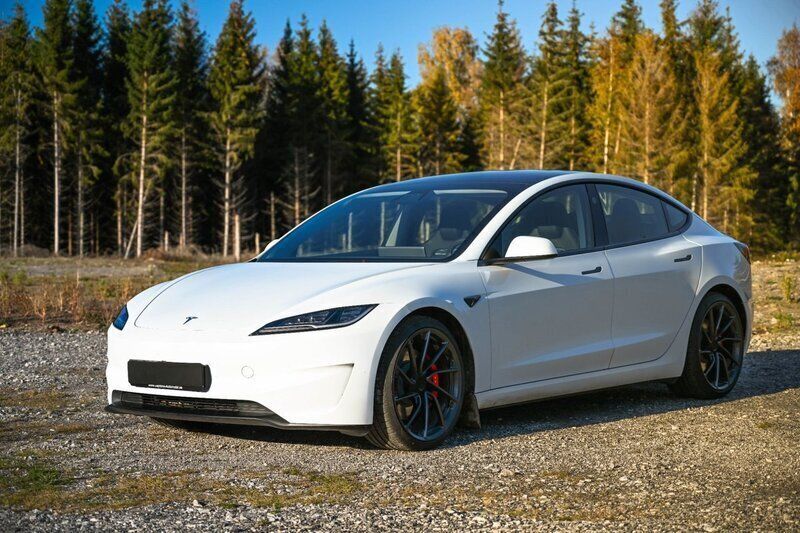 Begagnad 2024 Tesla Model 3 Performance Sedan | 649 800 kr - Bild 1/4