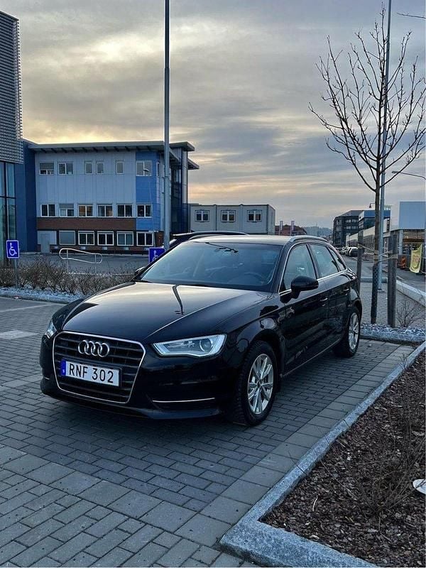 Svart Begagnad 2014 Audi A3 Sportback Attraction Halvkombi | 110 000 kr (Lite dyr) - Bild 1/4