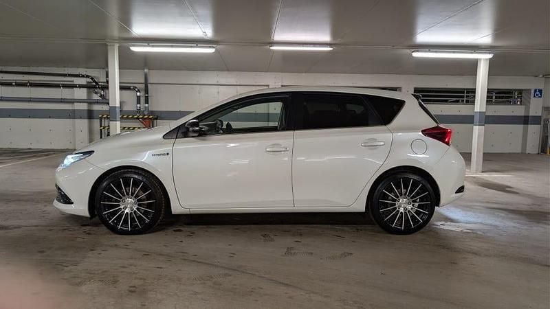 Begagnad Toyota Auris Hybrid 136 HK (100 kW) 2017