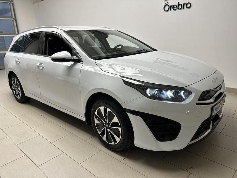 Vit Begagnad 2022 Kia Ceed Kombi | 239 000 kr (Marknadspris) - Bild 1/4