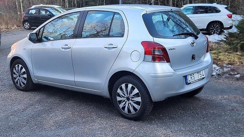 Begagnad Toyota Yaris 99 HK (72 kW) 2011 Silver Halvkombi