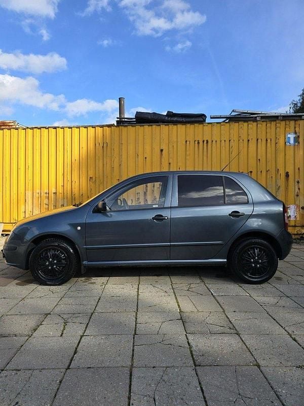 Grå Begagnad 2005 Skoda Fabia Halvkombi | 23 500 kr (Marknadspris) - Bild 1/4