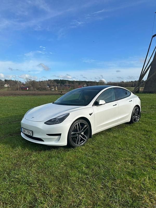 Begagnad 2021 Tesla Model 3 Standard Range Plus Sedan | 245 000 kr (Bra pris) - Bild 1/4