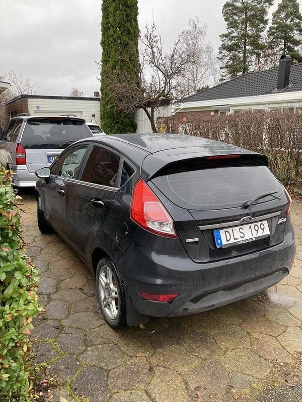 Svart Begagnad 2015 Ford Fiesta Titanium Halvkombi | 40 000 kr (Marknadspris) - Bild 1/2