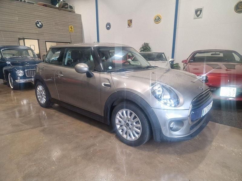 Grå Begagnad 2016 Mini Cooper Pepper Halvkombi | 139 900 kr (Marknadspris) - Bild 1/4