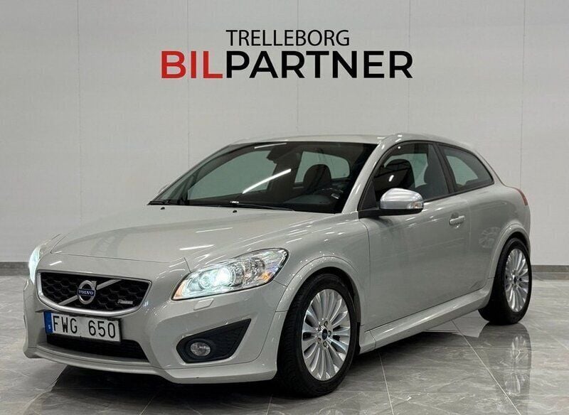 Vit Begagnad 2012 Volvo C30 R-Design Halvkombi | 49 900 kr (Marknadspris) - Bild 1/4