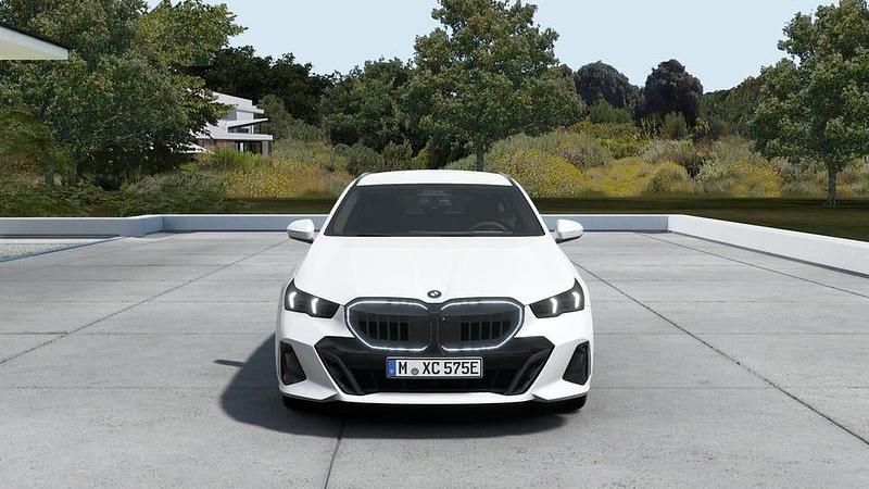 Begagnad BMW 530 M Sport 190 HK (139 kW) 2025 Mineralvit metallic Kombi