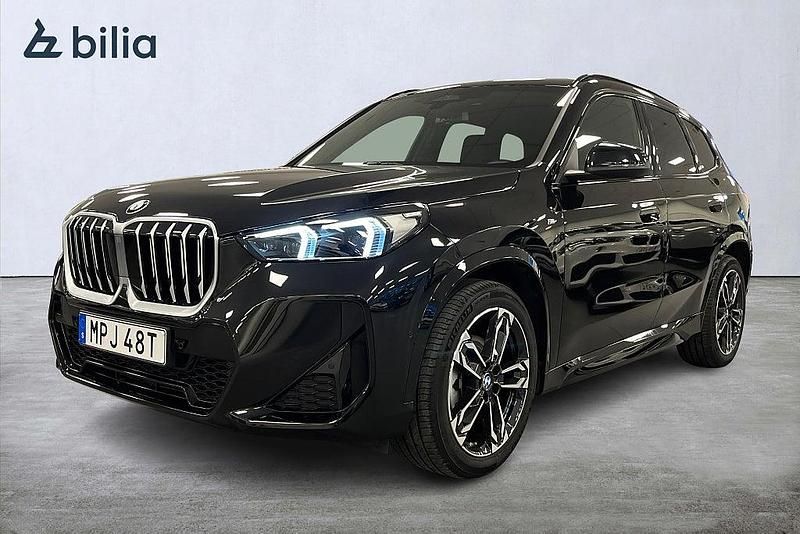 Svart Begagnad 2025 BMW X1 M Sport SUV | 429 000 kr (Marknadspris) - Bild 1/4