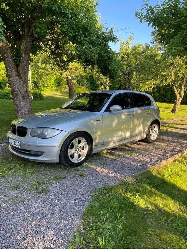 Grå Begagnad 2008 BMW 118 Advantage Halvkombi | 46 000 kr (Marknadspris) - Bild 1/4