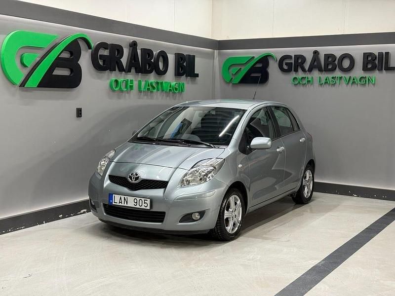 Grå Begagnad 2010 Toyota Yaris Halvkombi | 69 900 kr (Lite dyr) - Bild 1/4