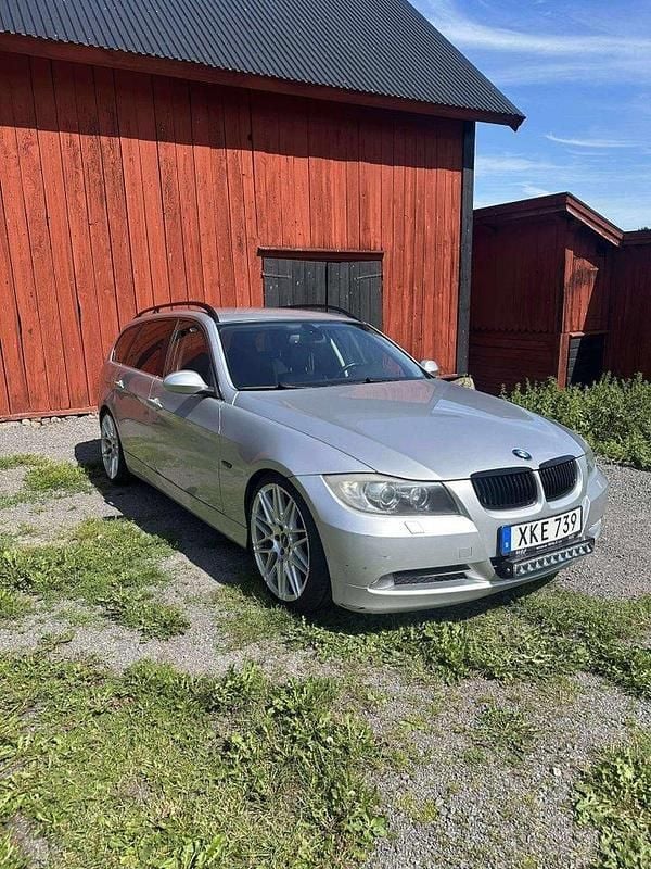 Grå Begagnad 2006 BMW 325 Advantage Kombi | 29 000 kr (Superpris) - Bild 1/4