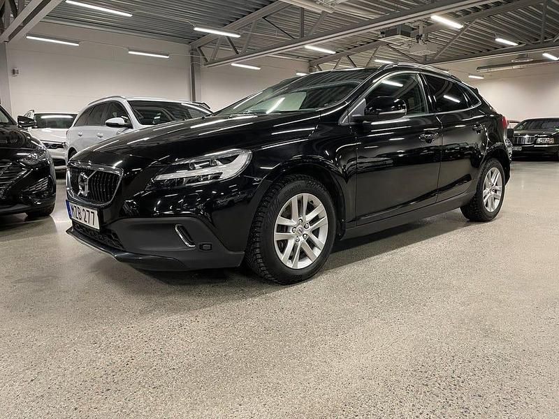 Svart Begagnad 2017 Volvo V40 CC Momentum Kombi | 169 900 kr (Marknadspris) - Bild 1/4