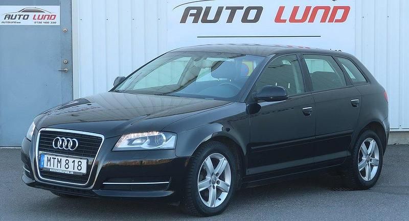 Svart Begagnad 2012 Audi A3 Sportback Attraction Halvkombi | 69 900 kr (Marknadspris) - Bild 1/4