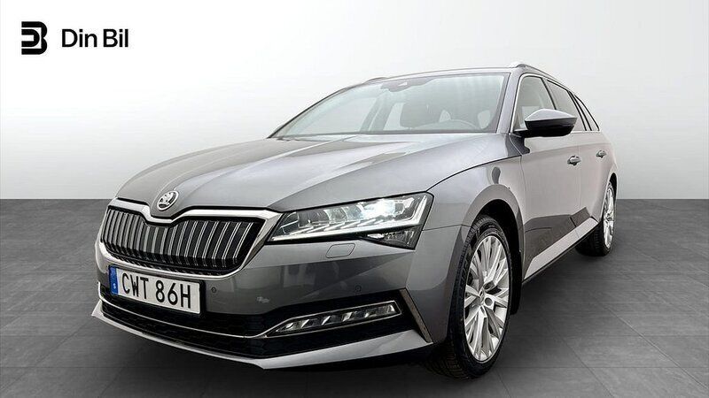 Grå Begagnad 2023 Skoda Superb Style Kombi | 334 000 kr (Marknadspris) - Bild 1/4