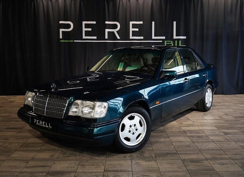 Grön Begagnad 1995 Mercedes E200 Sedan | 159 000 kr - Bild 1/4