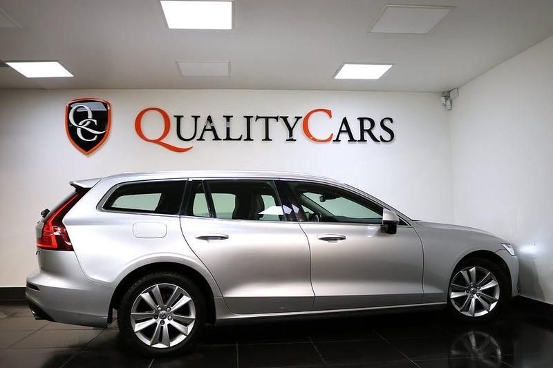 Begagnad Volvo V60 Momentum 190 HK (139 kW) 2020 Silver Kombi