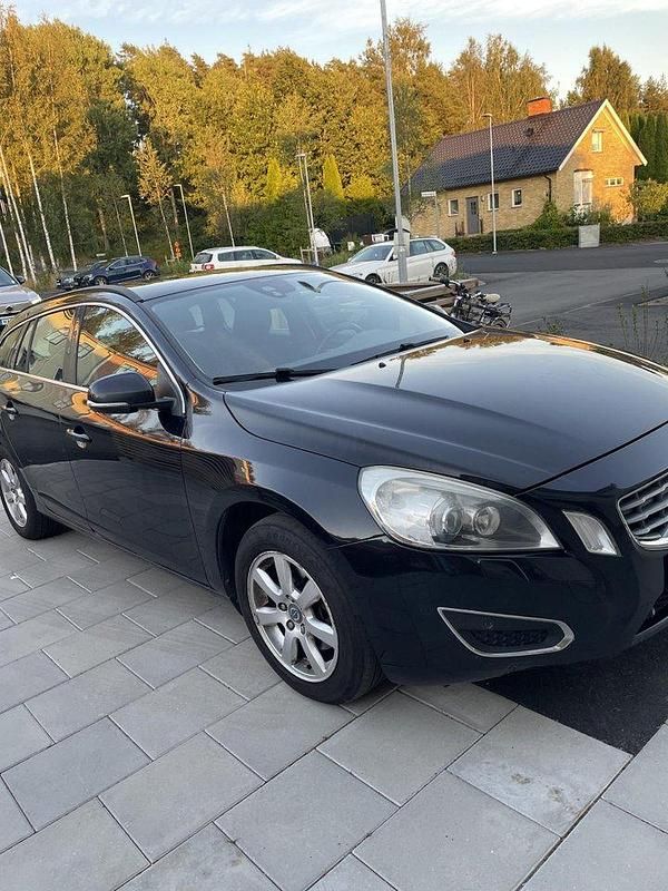 Svart Begagnad 2013 Volvo V60 Momentum Kombi | 33 000 kr (Superpris) - Bild 1/4