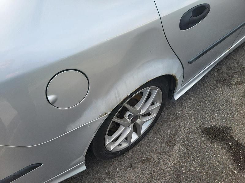 Grå Begagnad 2004 Saab 9-3 Aero Sedan | 18 000 kr (Bra pris) - Bild 1/4