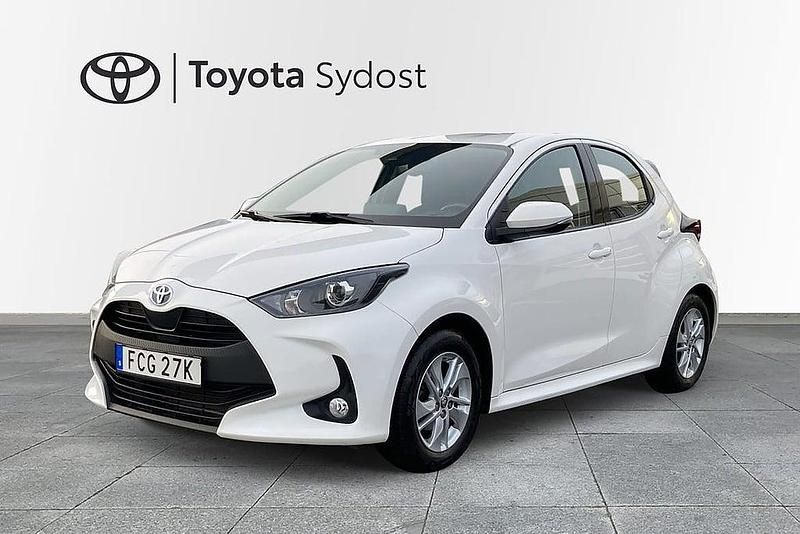 Vit Begagnad 2020 Toyota Yaris Active Halvkombi | 164 900 kr (Marknadspris) - Bild 1/3