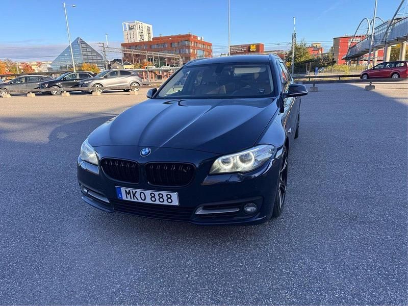 Blå Begagnad 2017 BMW 520 Kombi | 185 000 kr (Bra pris) - Bild 1/4