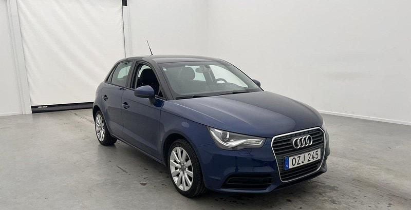 Blå Begagnad 2014 Audi A1 Sportback Sport Halvkombi | 115 500 kr (Marknadspris) - Bild 1/4