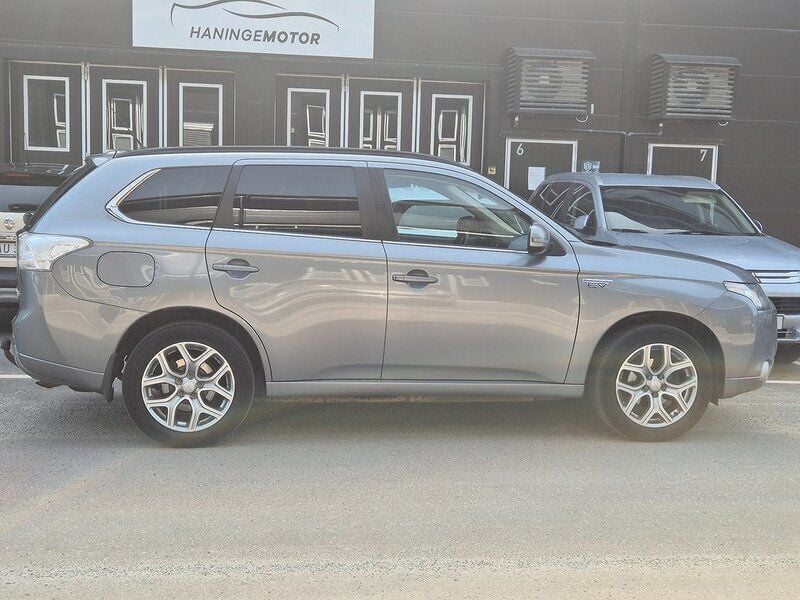 Grå Begagnad 2013 Mitsubishi Outlander P-HEV SUV | 129 900 kr (Marknadspris) - Bild 1/4